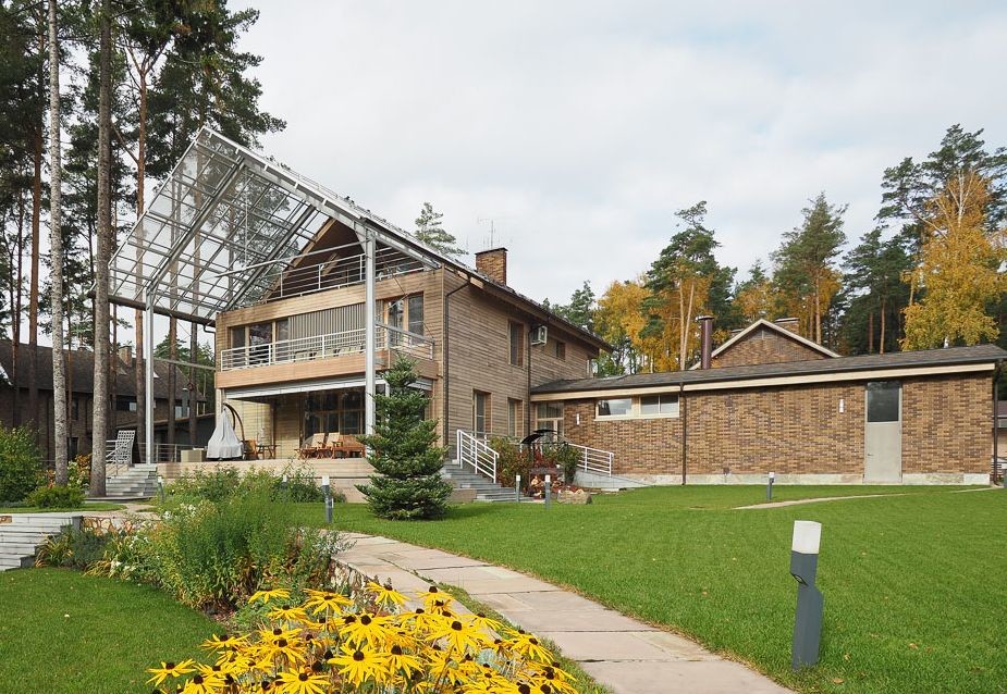 Фасад дома, вид со стороны участка