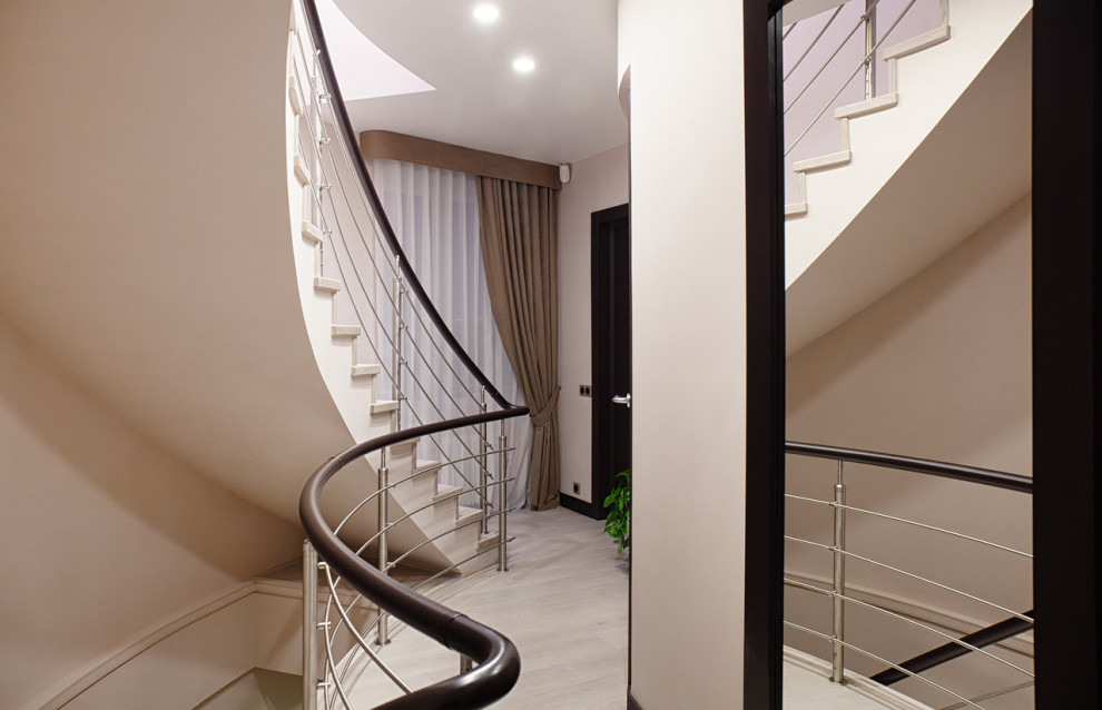 Винтовая лестница трехуровневой квартиры