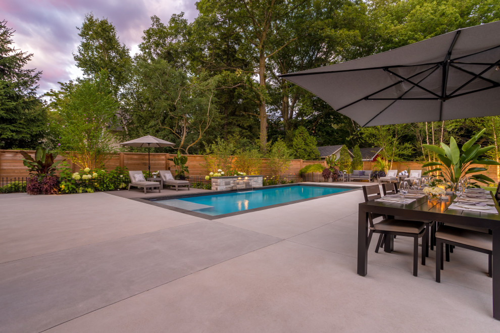 Photo of a mid-sized transitional landscaping in Toronto.
