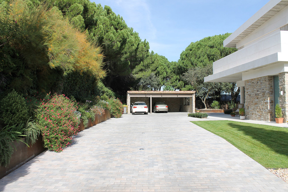 Mid-sized contemporary detached three-car garage in Madrid.