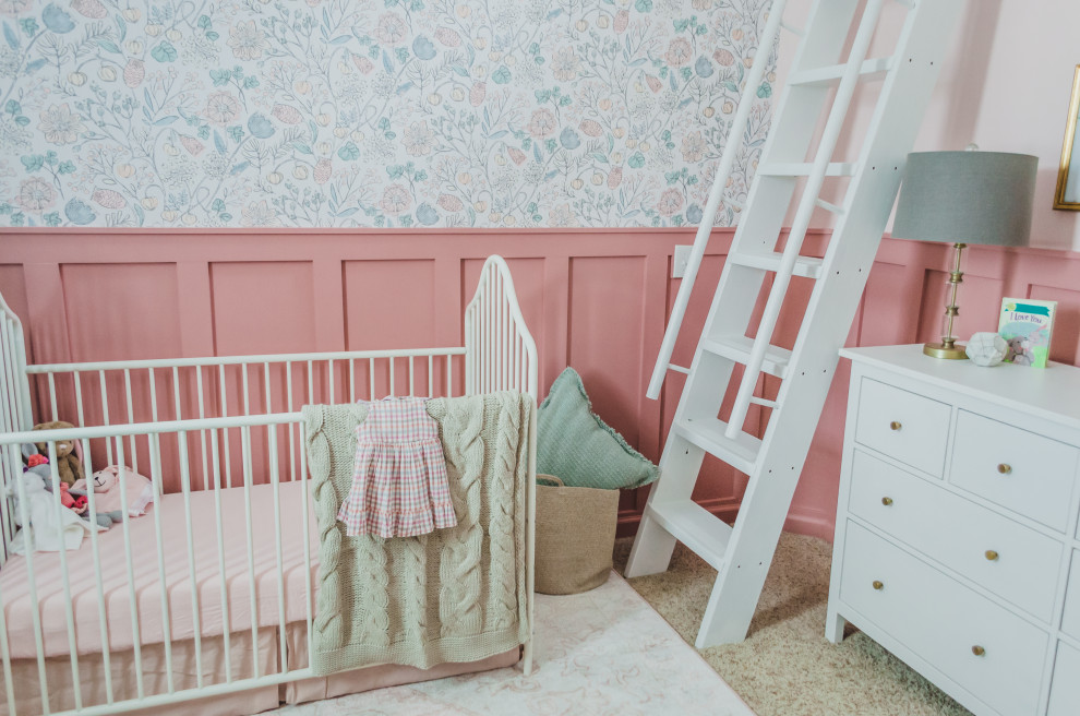 Свежая идея для дизайна: комната для малыша в классическом стиле с розовыми стенами, ковровым покрытием, сводчатым потолком и обоями на стенах для девочки - отличное фото интерьера