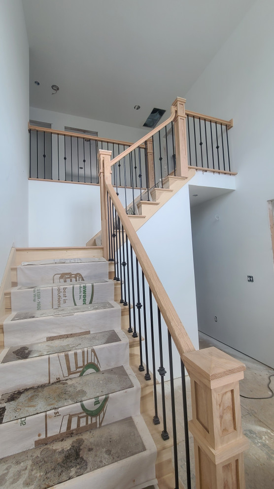 Große Moderne Treppe in L-Form mit Travertin-Treppenstufen, Holz-Setzstufen und Mix-Geländer in New York