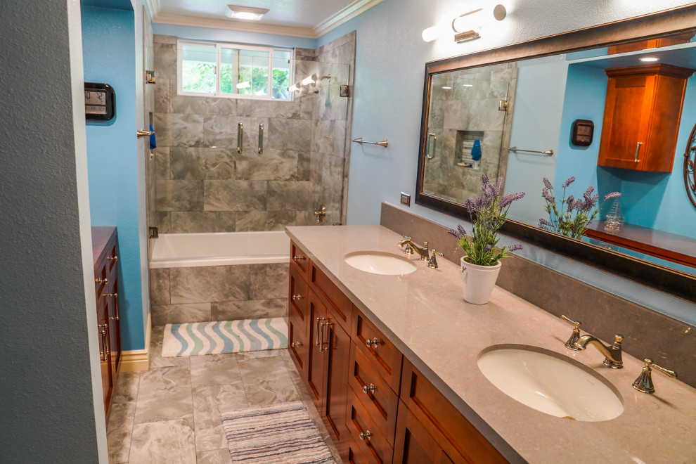 Exemple d'une salle de bain principale chic de taille moyenne avec un combiné douche/baignoire, un lavabo posé, un plan de toilette en marbre, une cabine de douche à porte battante, un plan de toilette beige, meuble double vasque et une baignoire posée.