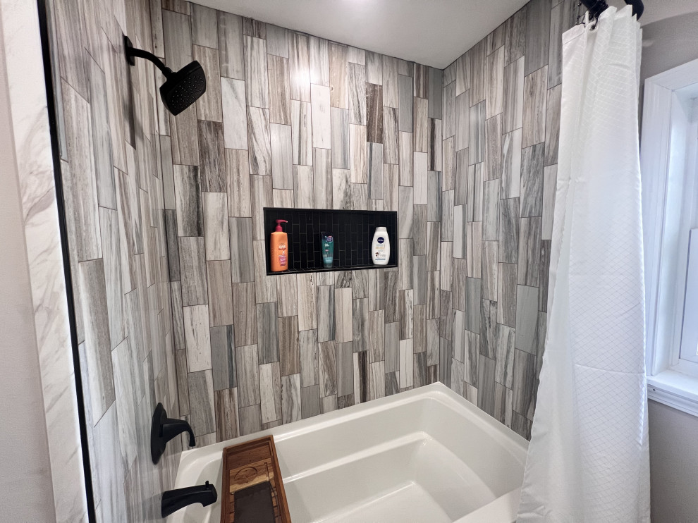 Aménagement d'une petite salle de bain contemporaine avec des portes de placard marrons, un sol en vinyl, un sol blanc et meuble-lavabo sur pied.