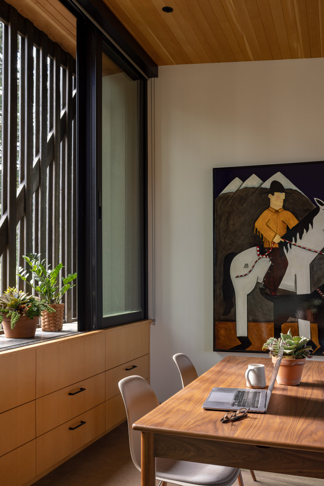Idée de décoration pour un bureau atelier minimaliste de taille moyenne avec sol en béton ciré, un bureau indépendant, un plafond en bois, un mur blanc et un sol gris.
