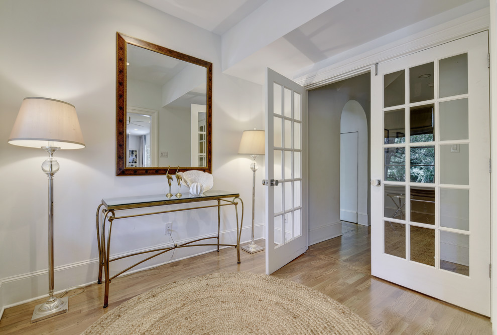 Transitional home design photo in Austin