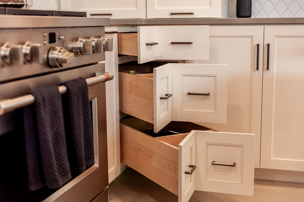 Kitchen - transitional kitchen idea