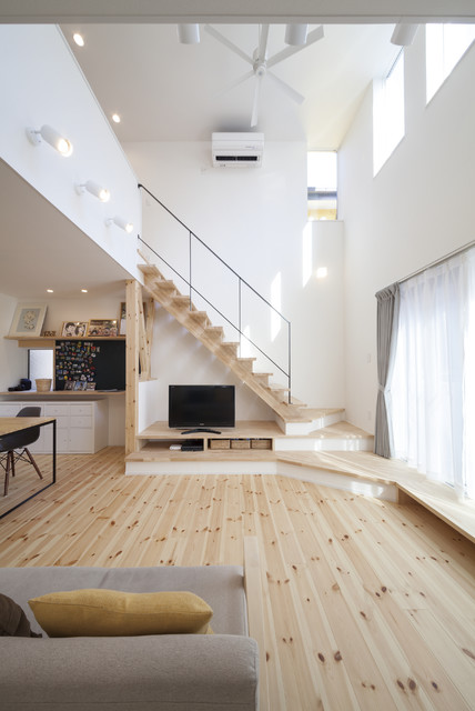 ステップのあるシンプルハウス asian-living-room