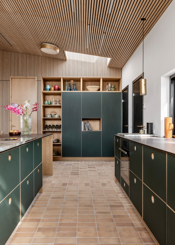 Zweizeilige Mid-Century Küche mit flächenbündigen Schrankfronten, grünen Schränken, Kücheninsel, beigem Boden, schwarzer Arbeitsplatte und Holzdecke in Aarhus