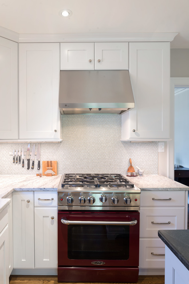 Eat-in kitchen - mid-sized transitional u-shaped medium tone wood floor eat-in kitchen idea with an undermount sink, shaker cabinets, white cabinets, granite countertops, gray backsplash, mosaic tile backsplash, colored appliances and an island