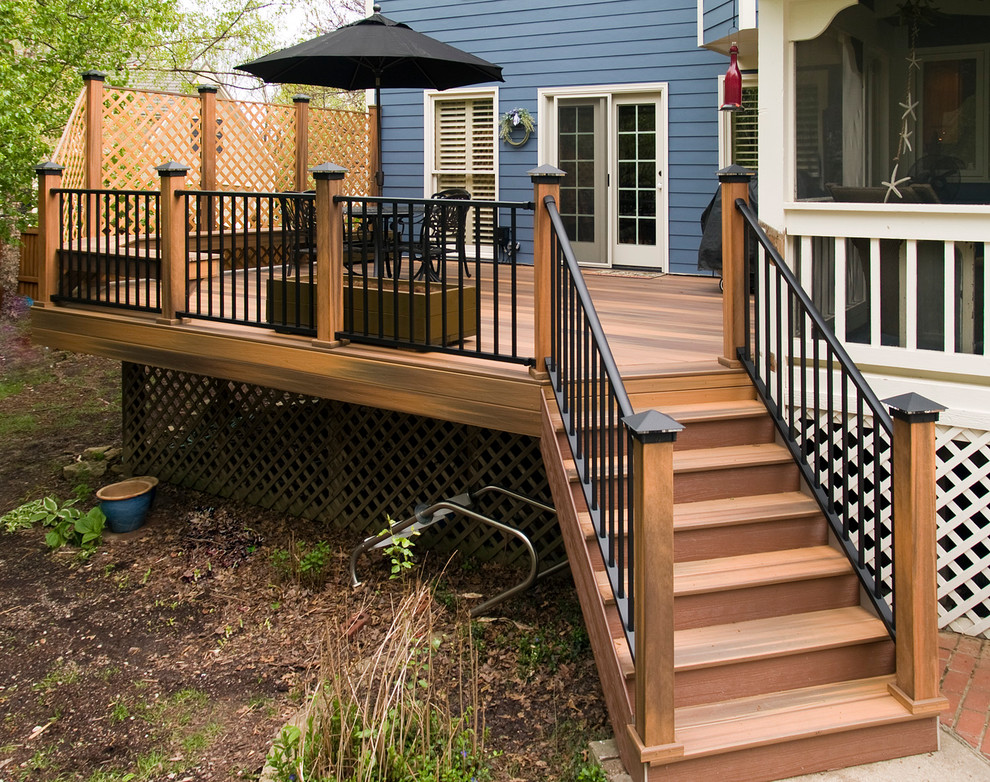 Photo of a traditional deck in Kansas City.