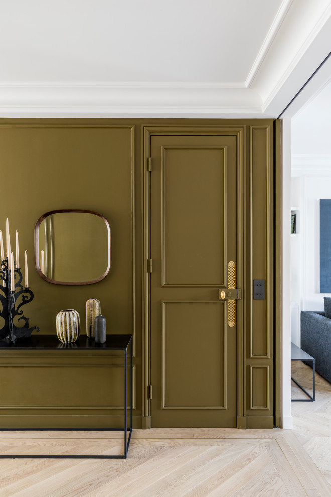 Стильный дизайн: большое фойе в современном стиле с зелеными стенами, светлым паркетным полом, двустворчатой входной дверью, зеленой входной дверью, бежевым полом и панелями на стенах - последний тренд