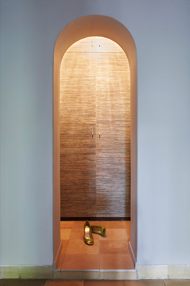 Kleine Stilmix Haustür mit grauer Wandfarbe, Kalkstein, Einzeltür, dunkler Holzhaustür und beigem Boden in München