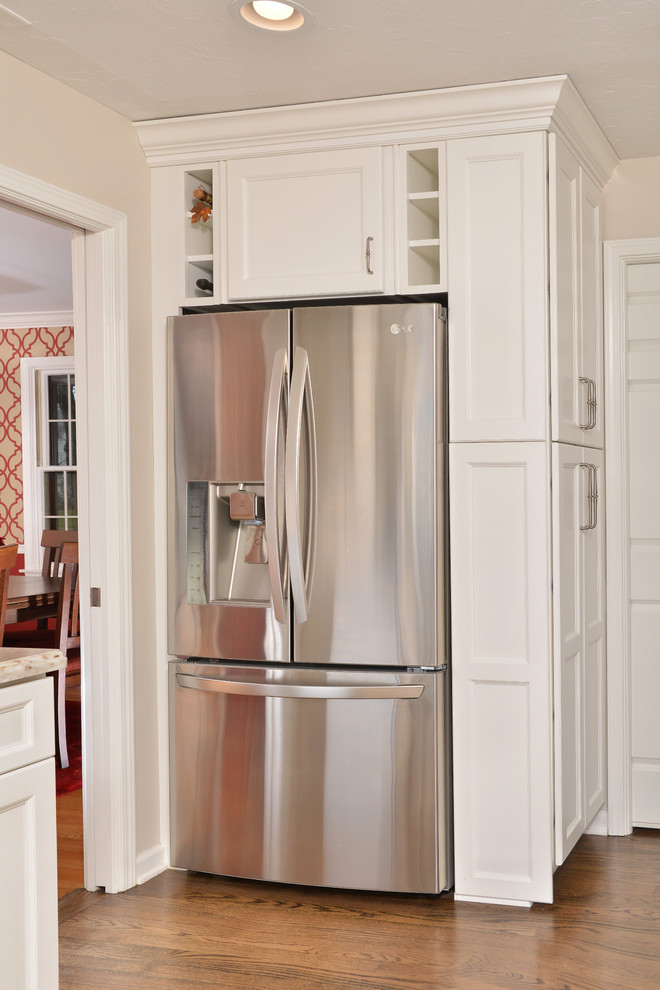 Example of a transitional kitchen design in Cleveland