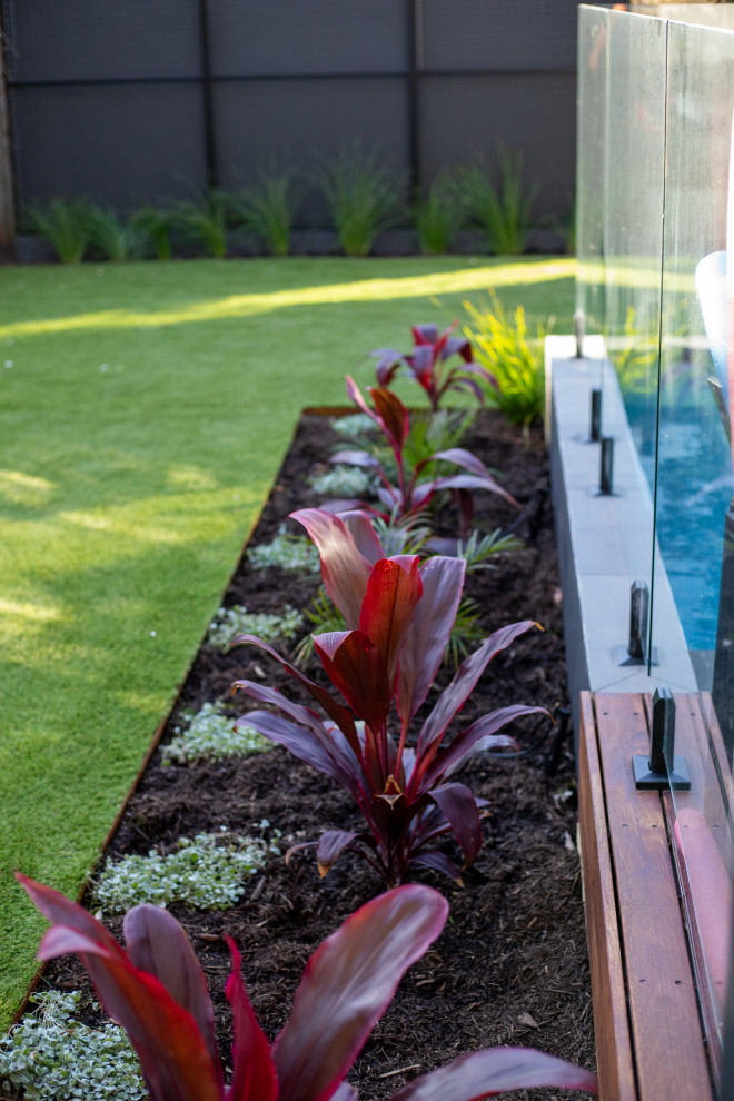 Immagine di un giardino design esposto in pieno sole di medie dimensioni e dietro casa con pedane