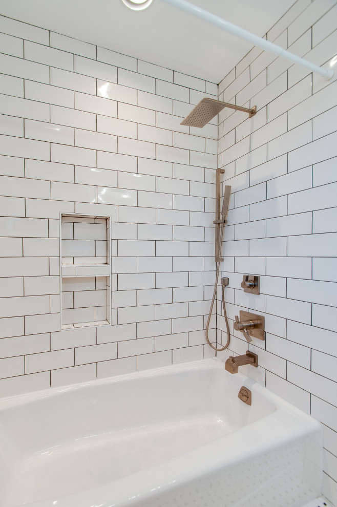 Exemple d'une petite douche en alcôve chic avec un placard à porte shaker, des portes de placard blanches, une baignoire en alcôve, un carrelage noir et blanc, des carreaux de céramique, un mur vert, un sol en carrelage de céramique, un lavabo encastré, un plan de toilette en quartz modifié, un sol multicolore, une cabine de douche avec un rideau, un plan de toilette blanc, une niche et meuble-lavabo sur pied.