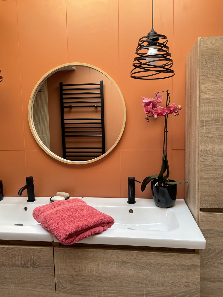 Exempel på ett mellanstort medelhavsstil brun brunt badrum med dusch, med luckor med profilerade fronter, skåp i ljust trä, en kantlös dusch, röd kakel, röda väggar, klinkergolv i keramik, ett undermonterad handfat, träbänkskiva, vitt golv och dusch med duschdraperi