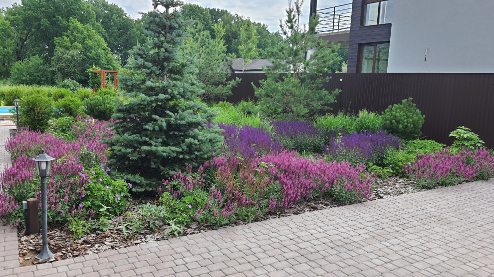 Сад с водоёмом