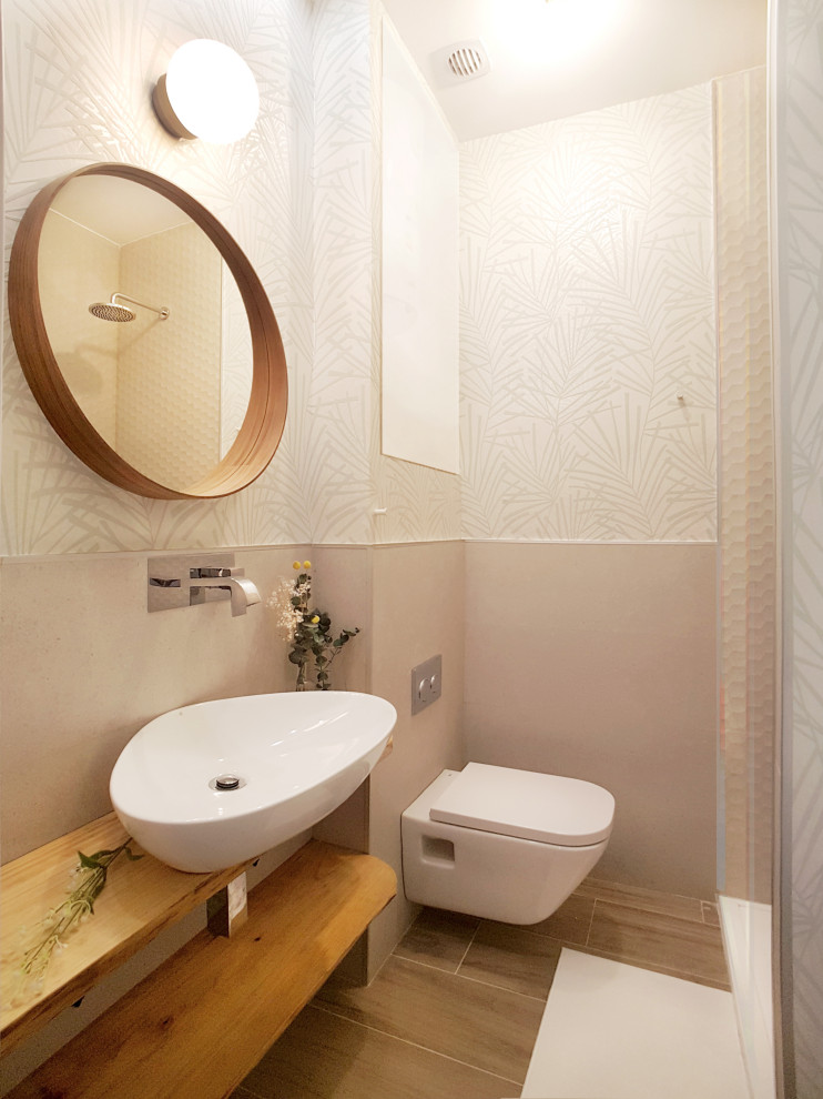 Imagen de cuarto de baño único contemporáneo pequeño con puertas de armario blancas, baldosas y/o azulejos beige, gres porcelanico, lavabo sobreencimera, encimera de madera y papel pintado