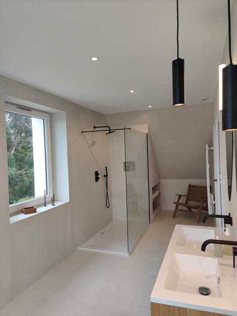 Combles modern-badezimmer