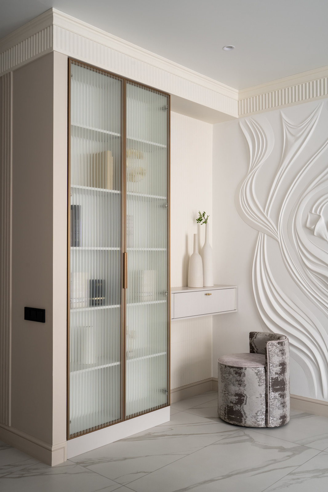 Шкаф в гостиную со стеклянными дверцами