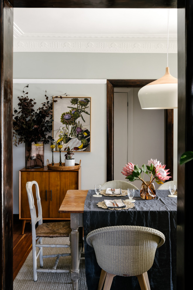 На фото: маленькая кухня-столовая в стиле ретро с серыми стенами, светлым паркетным полом и оранжевым полом для на участке и в саду с