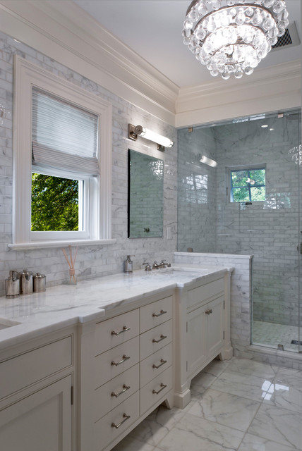 Pelham Shingle Style for a Modern Family viktorianisch-badezimmer
