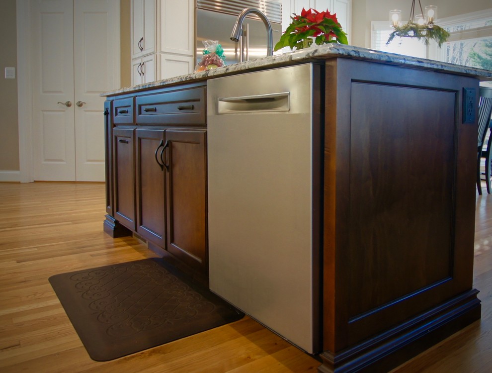 Kitchen - transitional kitchen idea in DC Metro