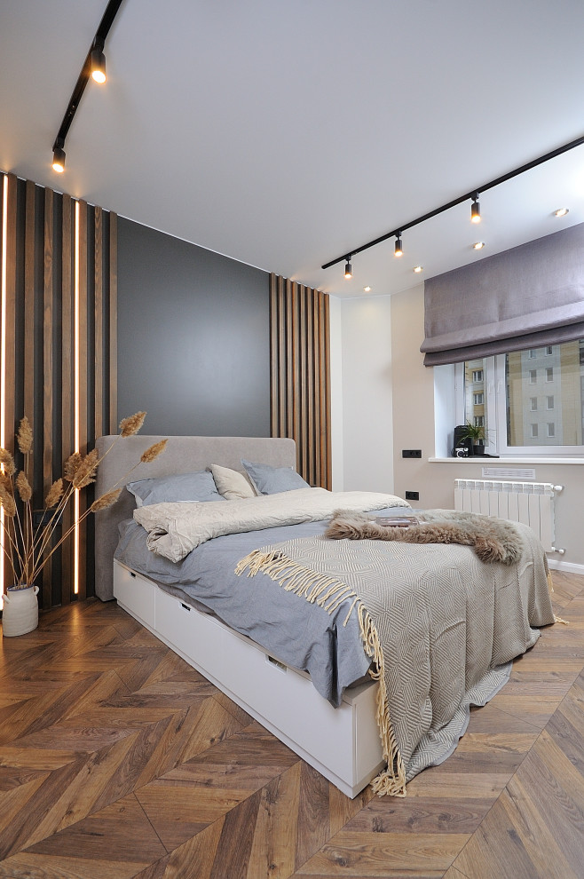 Идея дизайна: хозяйская спальня среднего размера в современном стиле с серыми стенами и паркетным полом среднего тона