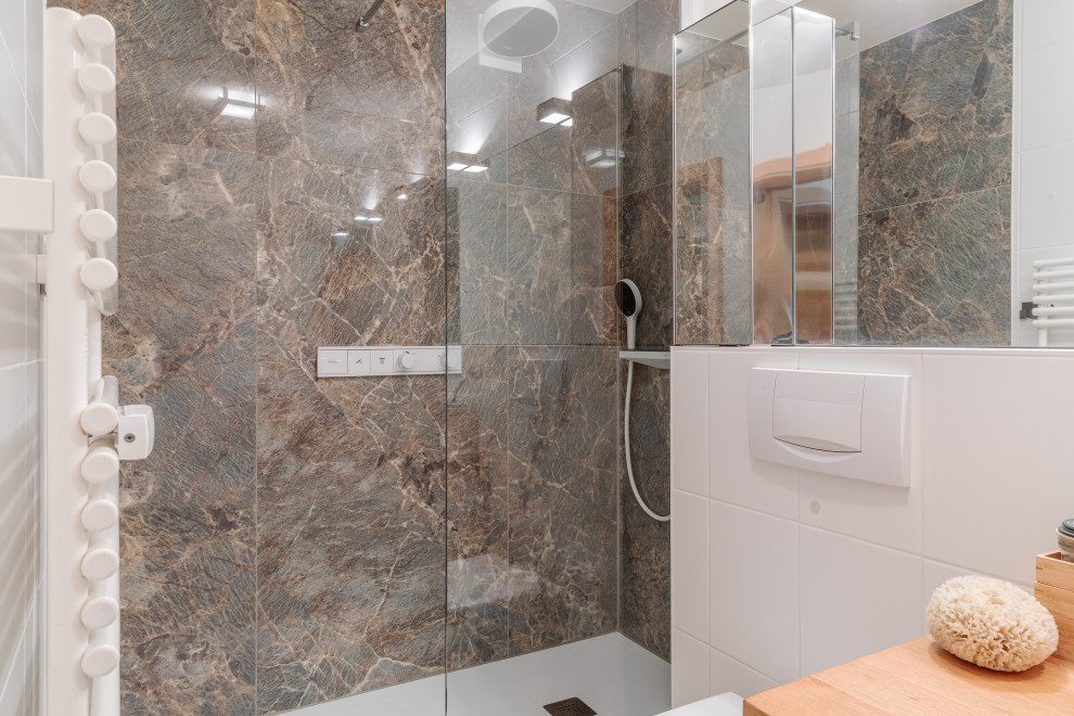 Foto på ett eklektiskt badrum, med en kantlös dusch, marmorkakel och med dusch som är öppen
