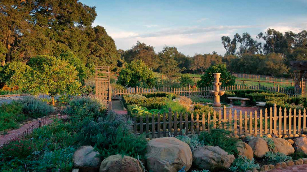 Inspiration for a craftsman landscaping in Santa Barbara.