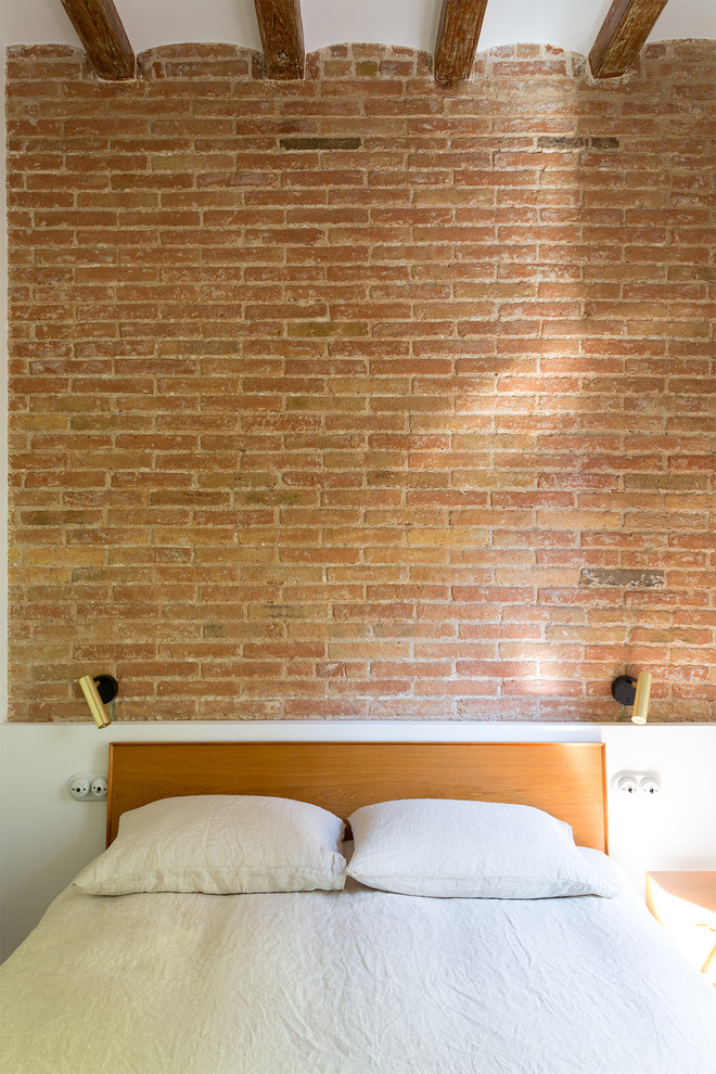 Imagen de dormitorio principal urbano de tamaño medio sin chimenea con paredes blancas, suelo de cemento y suelo gris