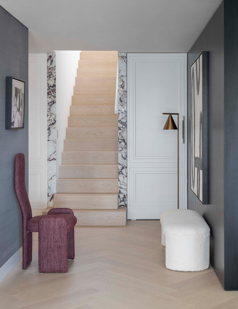 Свежая идея для дизайна: деревянная лестница в современном стиле с деревянными ступенями и панелями на части стены - отличное фото интерьера