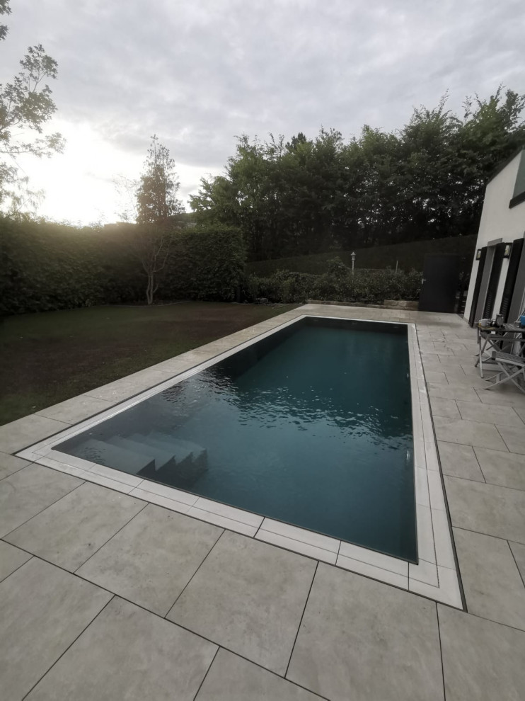 Großer Landhausstil Pool in rechteckiger Form mit Natursteinplatten in Frankfurt am Main