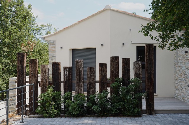RIEZ contemporaneo-terraza-y-balcon