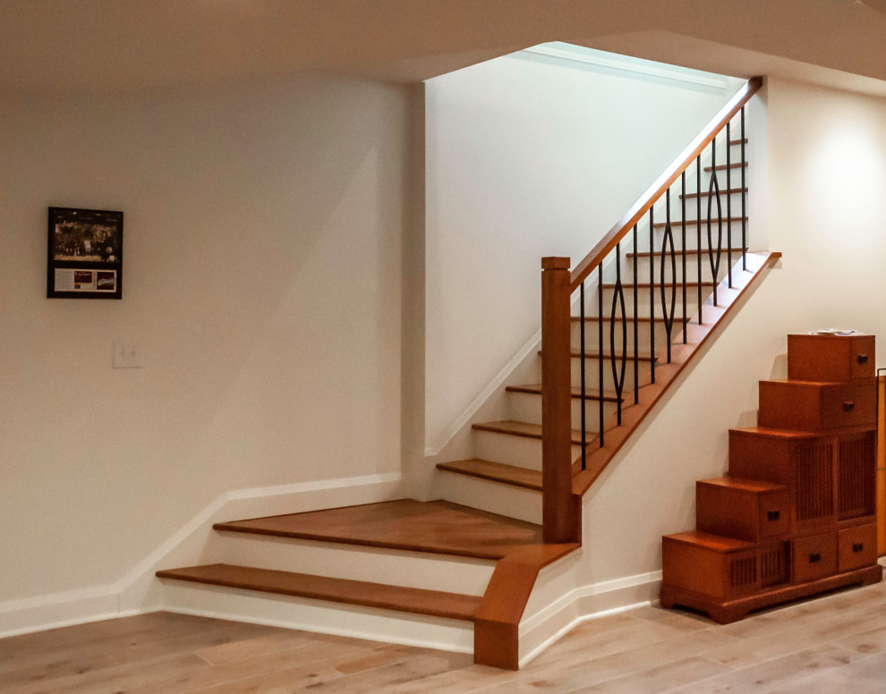 Diseño de escalera en L retro de tamaño medio con escalones de madera, contrahuellas de madera pintada y barandilla de metal