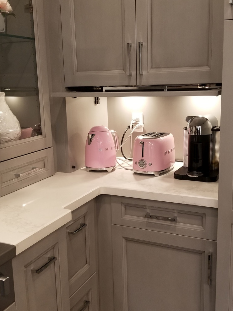 Home design - transitional home design idea in Toronto
