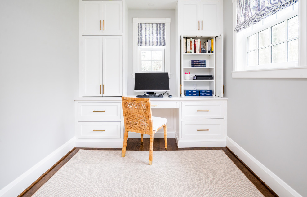 Exemple d'un bureau chic avec un mur gris, parquet foncé, un bureau intégré et un sol beige.