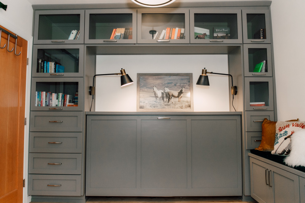 Immagine di un piccolo ufficio boho chic con pareti bianche, pavimento in legno massello medio, scrivania autoportante e pavimento marrone