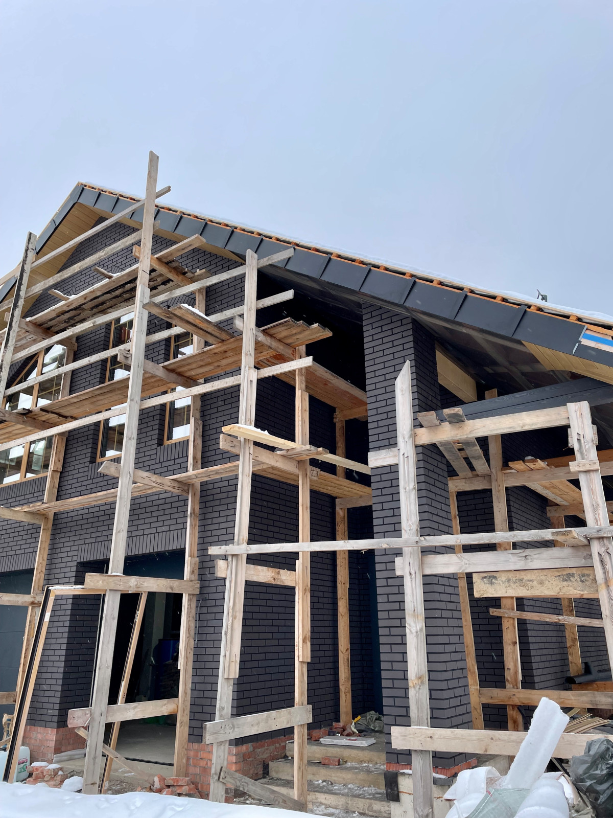 Подшивка свесов. Комбинация из планкена (лиственница) и фальца (сталь SSAB)