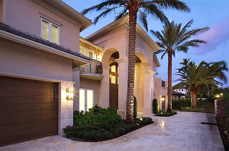 Example of a transitional home design design in Miami