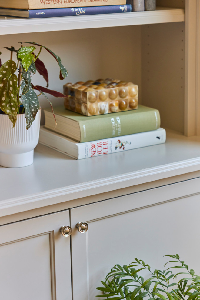 Transitional home design photo in Chicago
