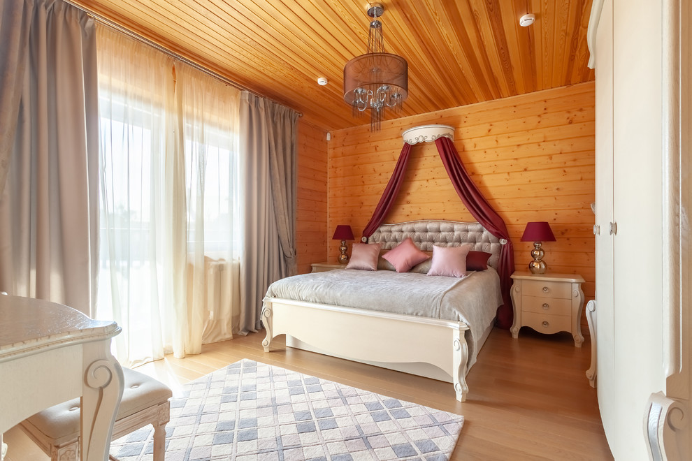 Свежая идея для дизайна: хозяйская спальня в белых тонах с отделкой деревом в стиле фьюжн с полом из ламината, коричневым полом, потолком из вагонки и деревянными стенами - отличное фото интерьера
