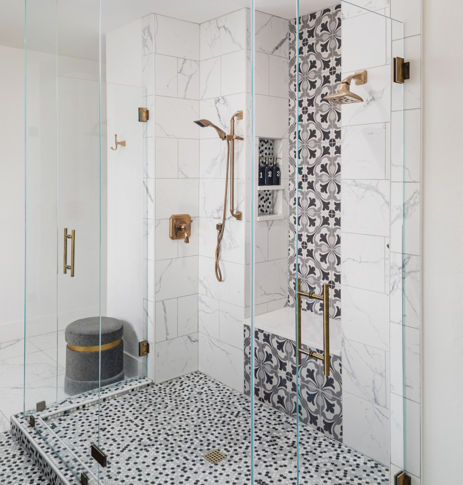 Inspiration för ett stort vintage vit vitt en-suite badrum, med skåp i shakerstil, vita skåp, ett fristående badkar, en dubbeldusch, vit kakel, porslinskakel, vita väggar, klinkergolv i porslin, ett undermonterad handfat, bänkskiva i akrylsten, flerfärgat golv och dusch med gångjärnsdörr