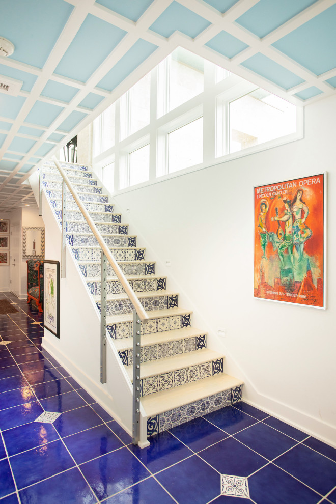 Foto de escalera recta ecléctica de tamaño medio con escalones de madera, contrahuellas con baldosas y/o azulejos y barandilla de madera