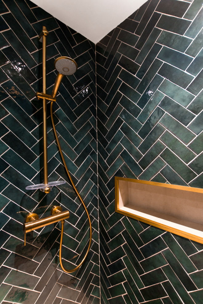 На фото: главная ванная комната в стиле ретро с открытым душем, инсталляцией, зеленой плиткой, зелеными стенами, раковиной с несколькими смесителями, зеленой столешницей, тумбой под одну раковину и напольной тумбой