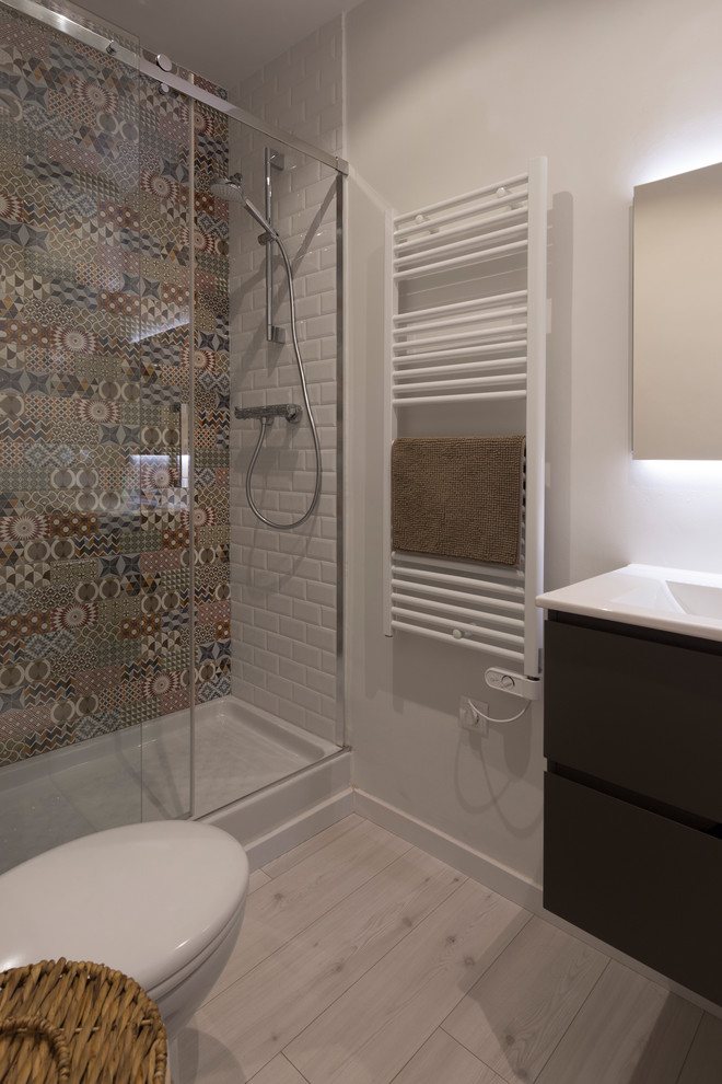 Design ideas for a contemporary bathroom in Barcelona.