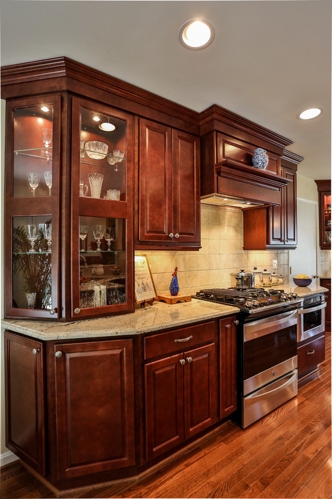 Example of a transitional kitchen design in DC Metro