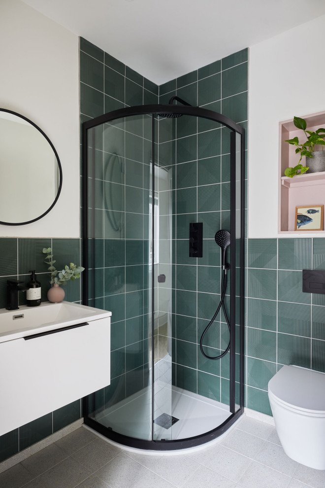 Идея дизайна: ванная комната в современном стиле с плоскими фасадами, белыми фасадами, угловым душем, зеленой плиткой, белыми стенами, консольной раковиной, белым полом, белой столешницей, тумбой под одну раковину и подвесной тумбой