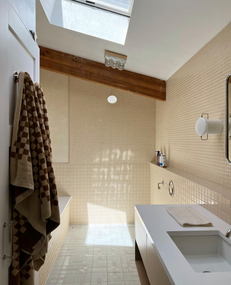 Свежая идея для дизайна: большая ванная комната в скандинавском стиле с накладной ванной, бежевой плиткой, керамической плиткой и тумбой под одну раковину - отличное фото интерьера
